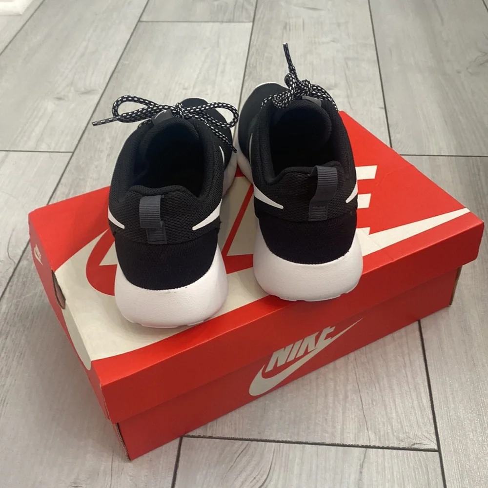 NWT Black Nike Roshe One Women's Sneaker Size 8 - Picture 8 of 12